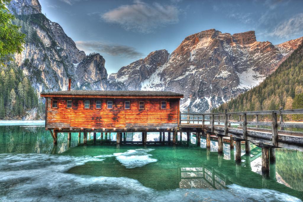 旅游度假山水风景房子背景图片