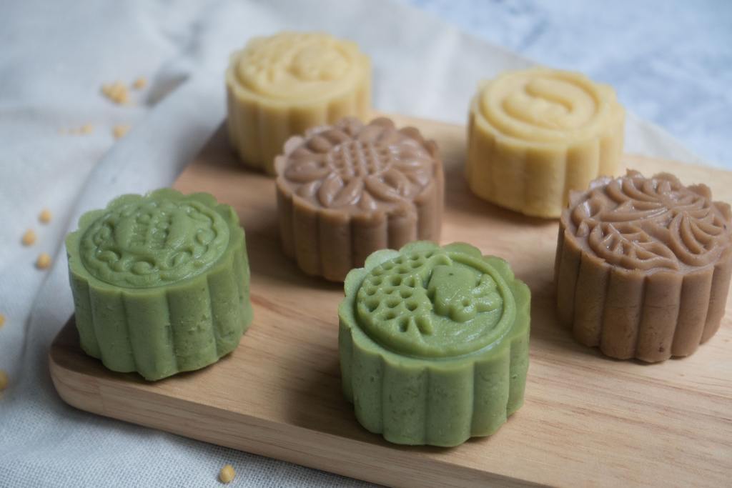 中秋月饼甜食美食甜品背景图片