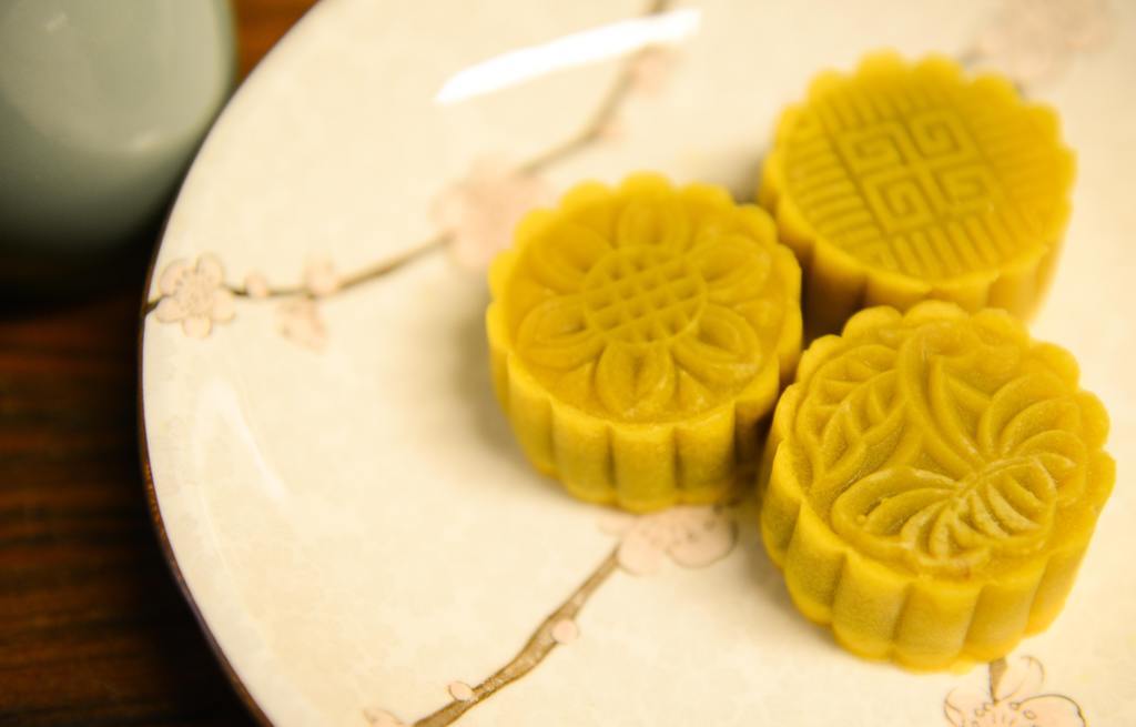 中秋月饼甜食美食甜品背景图片