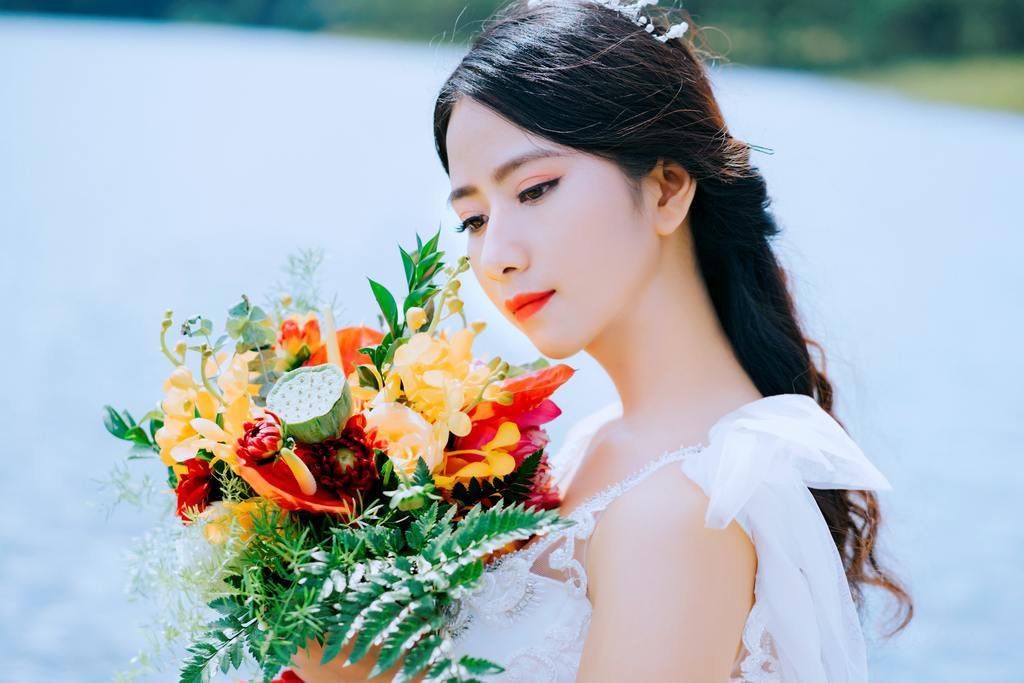 时尚美女人物拿着花女神节背景图片