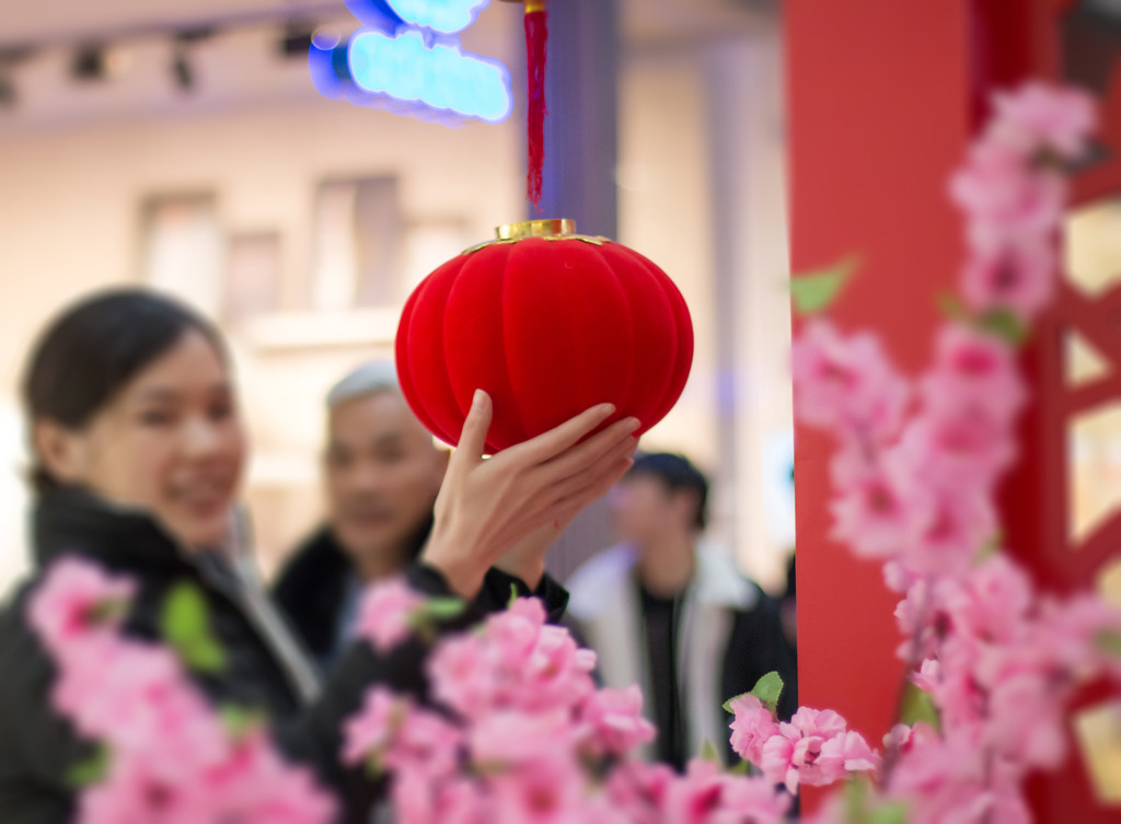 红色新年张灯结彩的对联灯笼背景图片