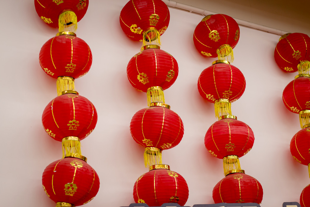 红色新年张灯结彩的对联灯笼背景图片