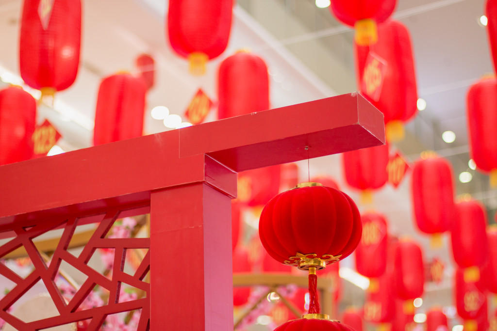 红色新年张灯结彩的对联灯笼背景图片