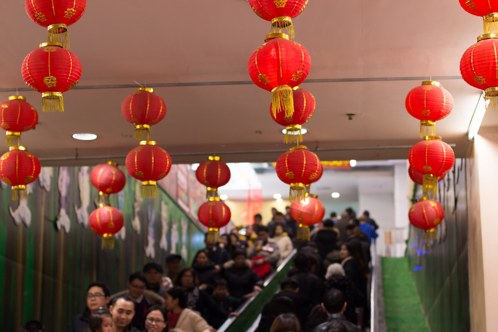 红色新年张灯结彩的对联灯笼背景图片