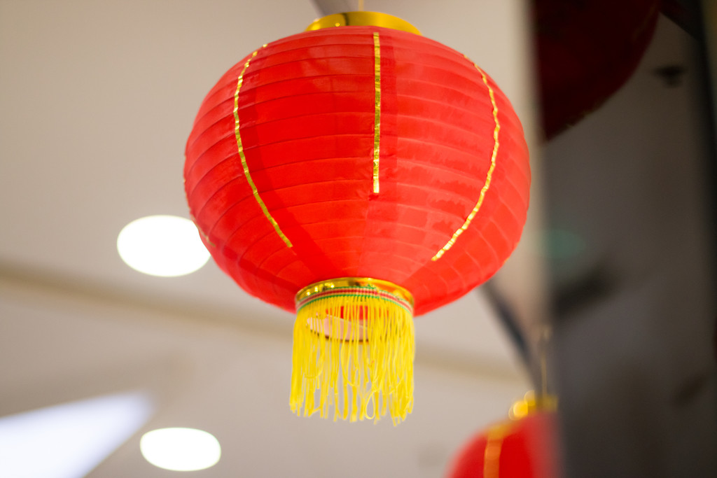 红色新年张灯结彩的对联灯笼背景图片