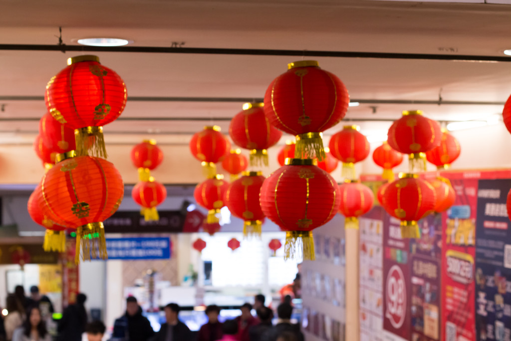 红色新年张灯结彩的对联灯笼背景图片