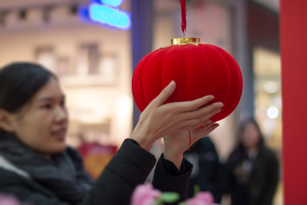 红色新年张灯结彩的对联灯笼背景图片