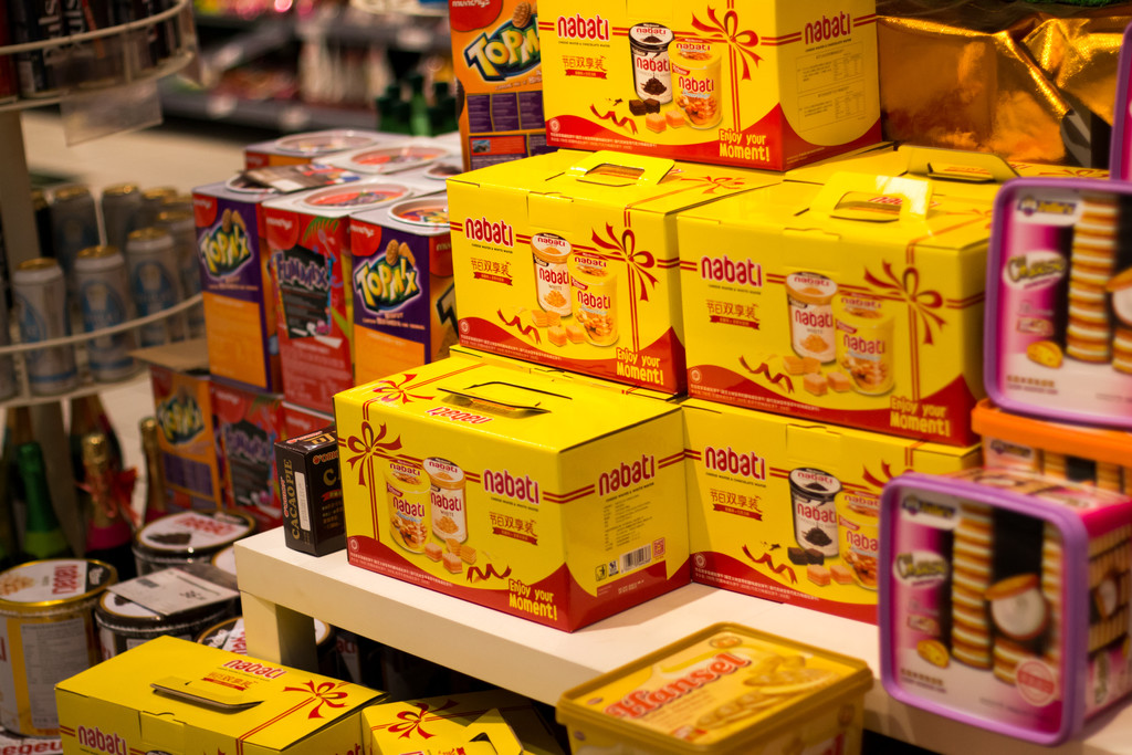 超市货架上的饼干背景图片