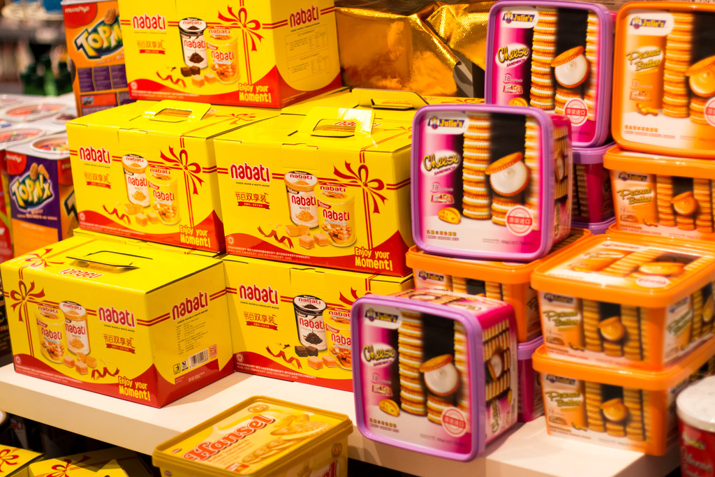 新年超市货架上的饼干背景图片