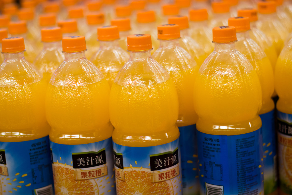 超市货架上的饮料背景图片