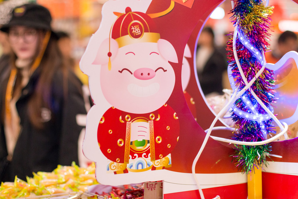 红色新年张灯结彩的对联灯笼背景图片