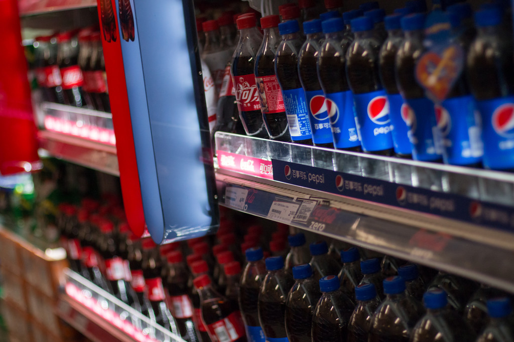 超市货架上的饮料背景图片