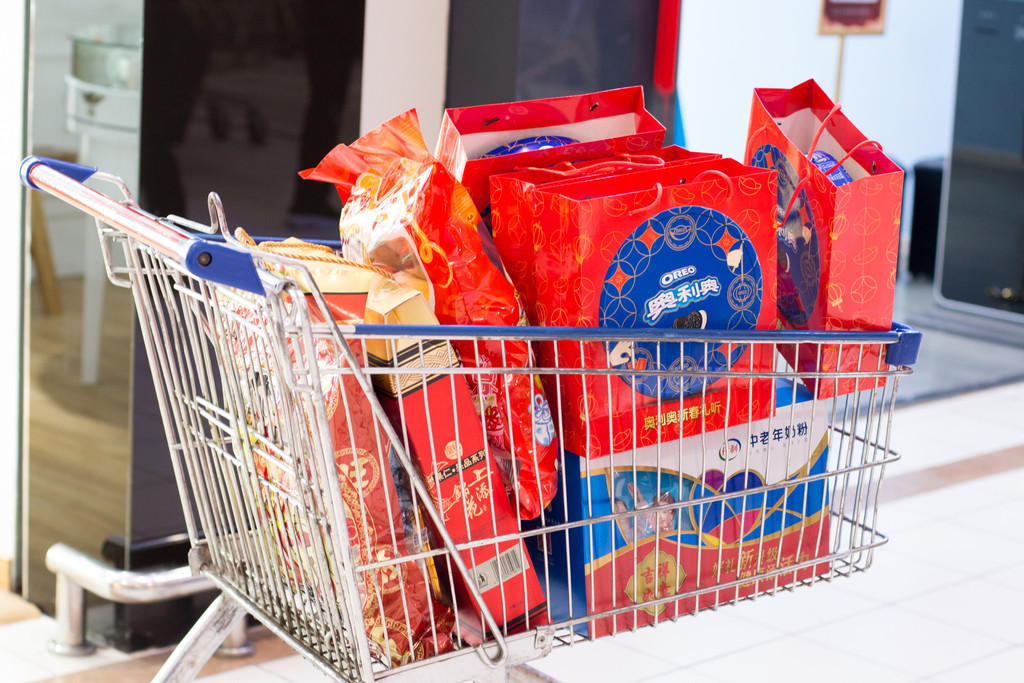 喜庆新年超市购买年货背景图片
