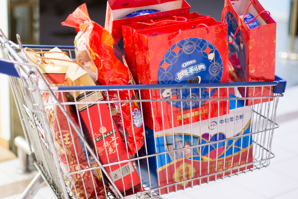 喜庆新年超市购买年货背景图片