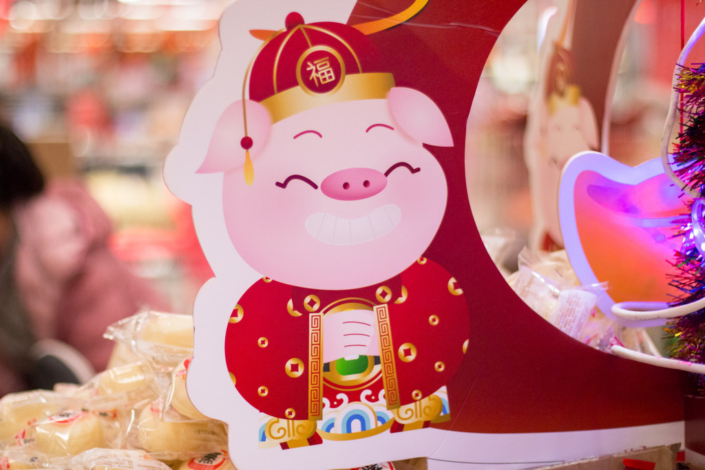 红色新年张灯结彩的对联灯笼背景图片