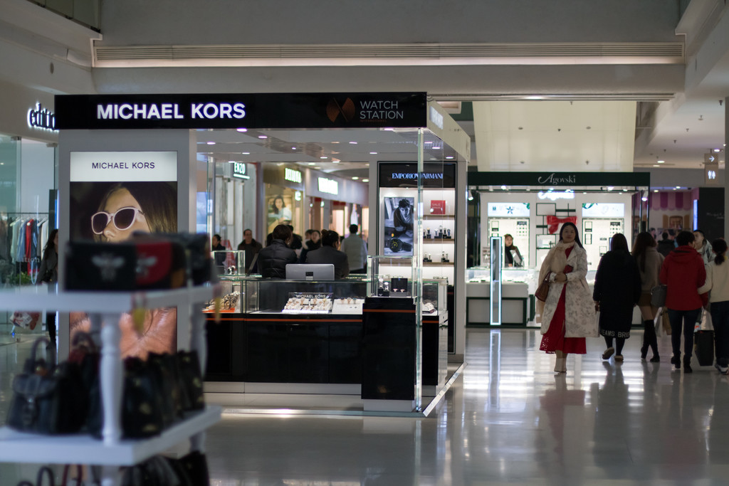 高档商场化妆品购物场景背景图片