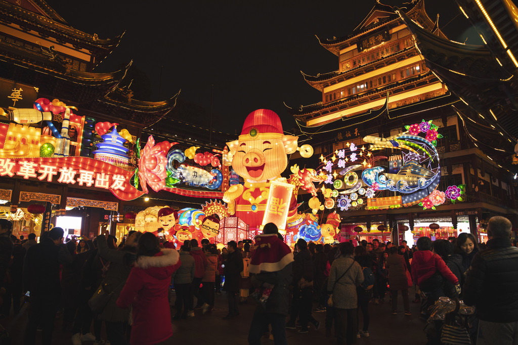 夜晚新年庙会张灯结彩背景图片