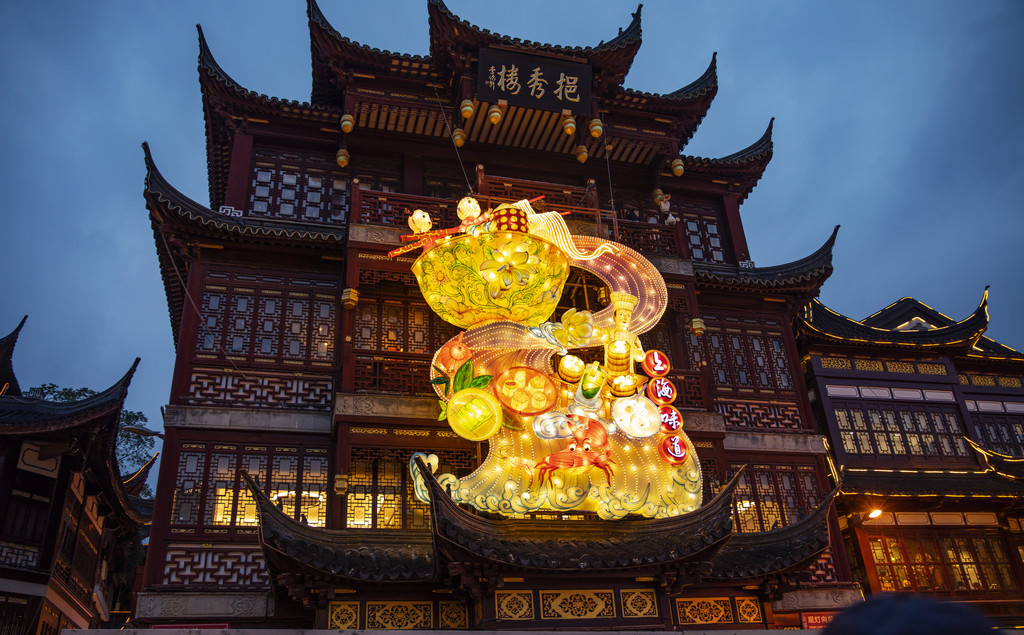 夜晚新年元宵节庙会张灯结彩背景图片