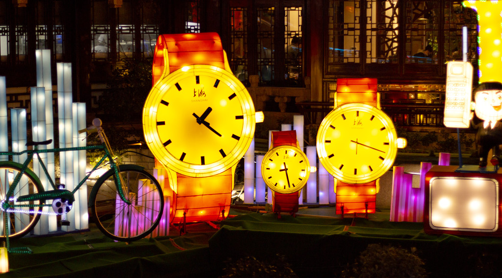 夜晚新年元宵节庙会张灯结彩背景图片