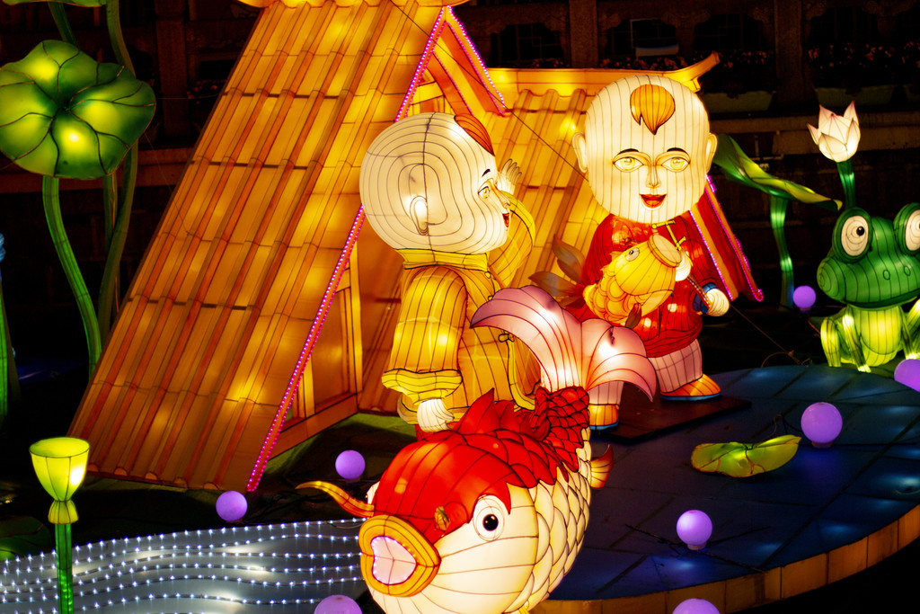 夜晚新年元宵节庙会张灯结彩背景图片