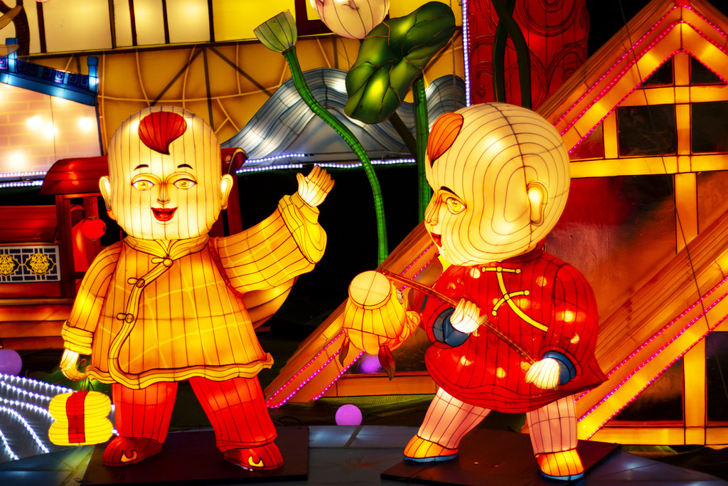 夜晚新年庙会张灯结彩背景图片