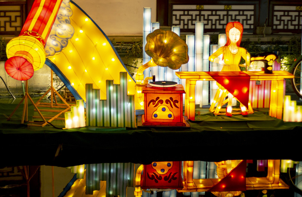 夜晚新年庙会张灯结彩背景图片