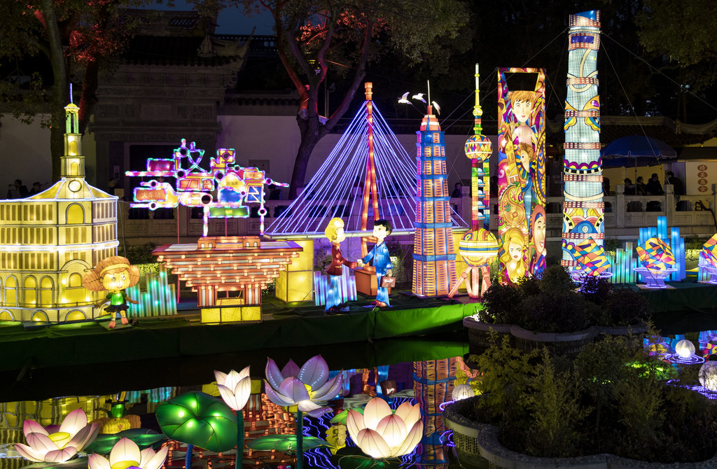 夜晚新年元宵节庙会张灯结彩背景图片