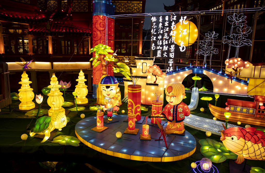 夜晚新年元宵节庙会张灯结彩背景图片