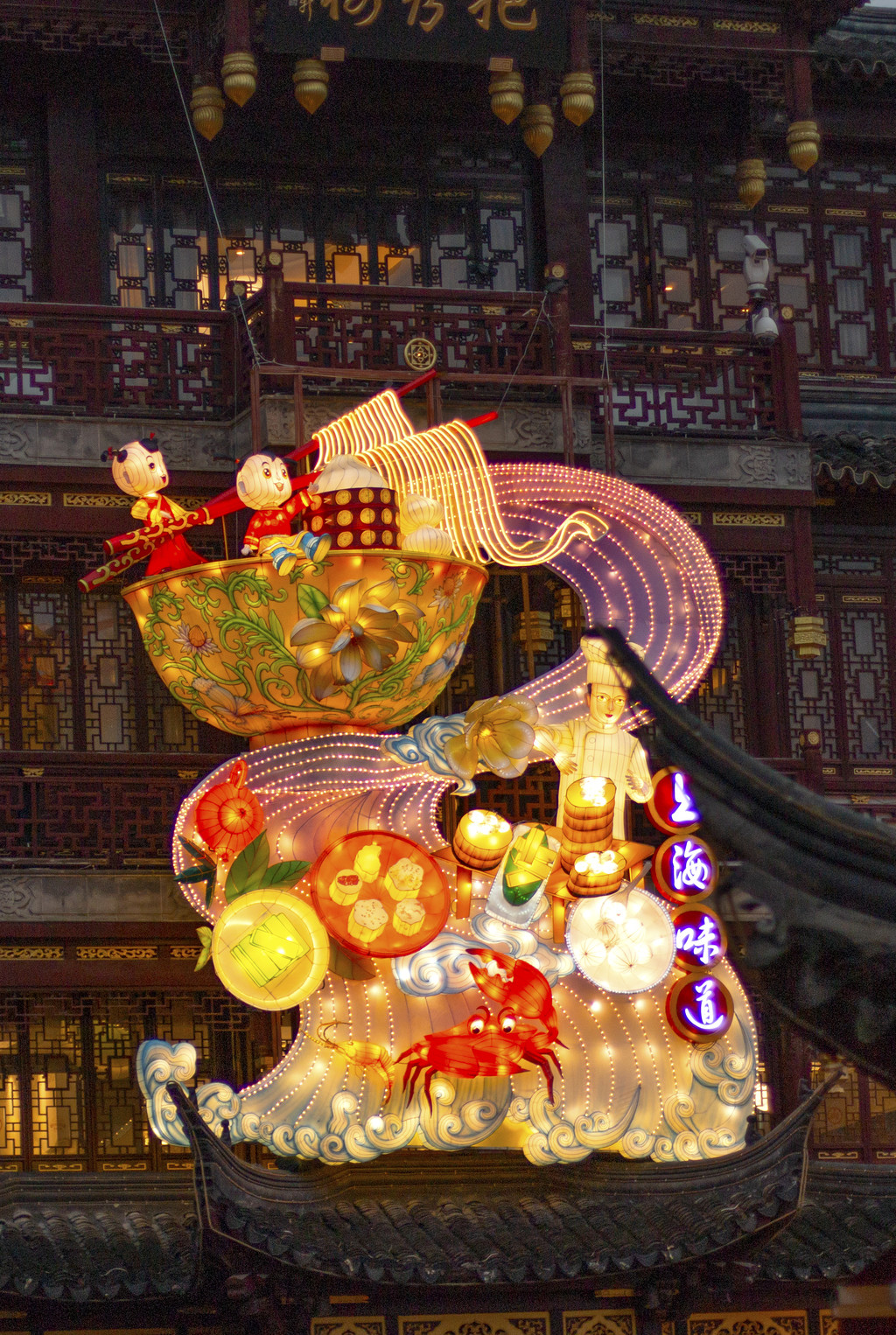 夜晚新年元宵节庙会张灯结彩背景图片