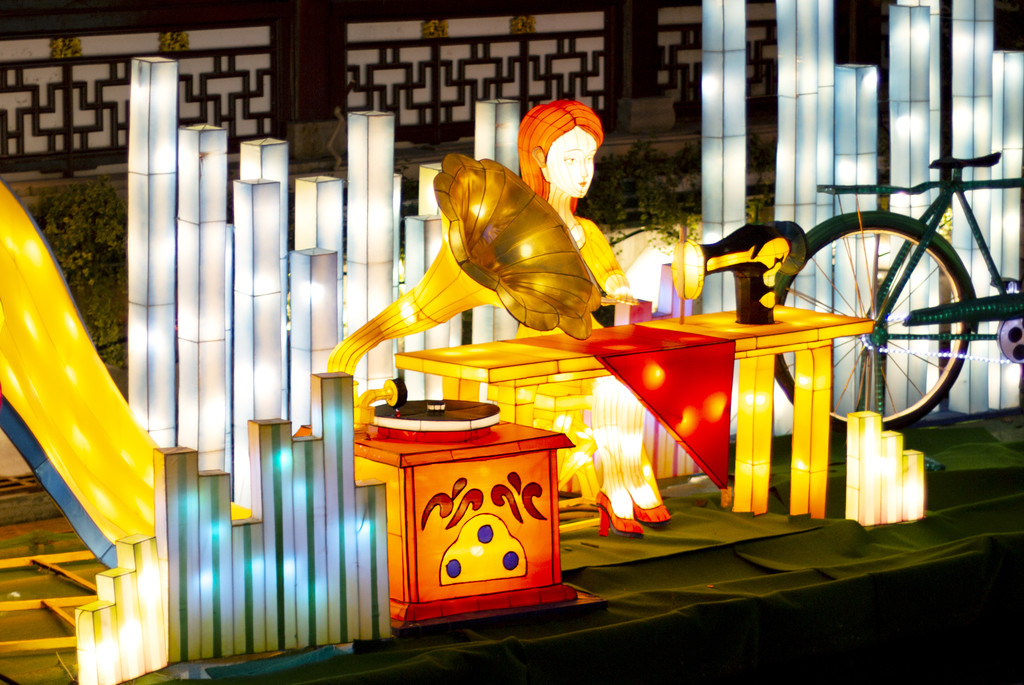 夜晚新年元宵节庙会张灯结彩背景图片