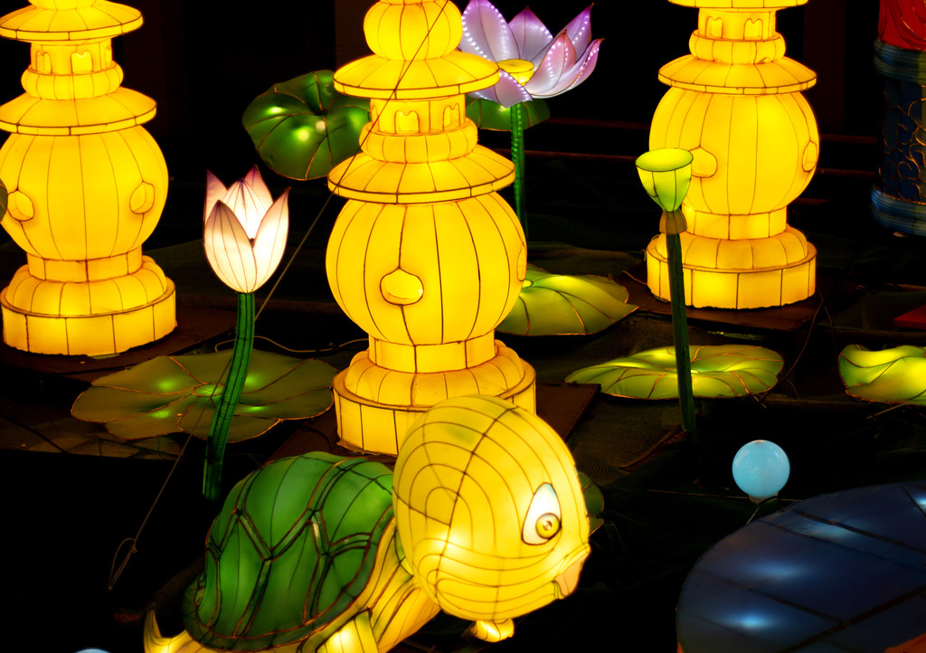 夜晚新年元宵节庙会张灯结彩背景图片