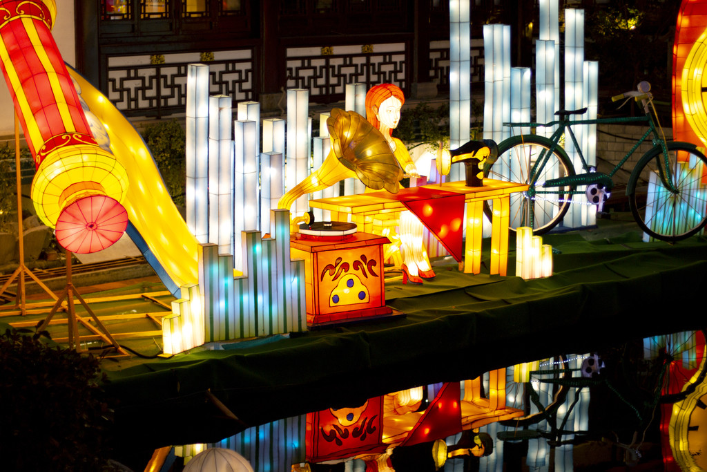 夜晚新年庙会张灯结彩背景图片