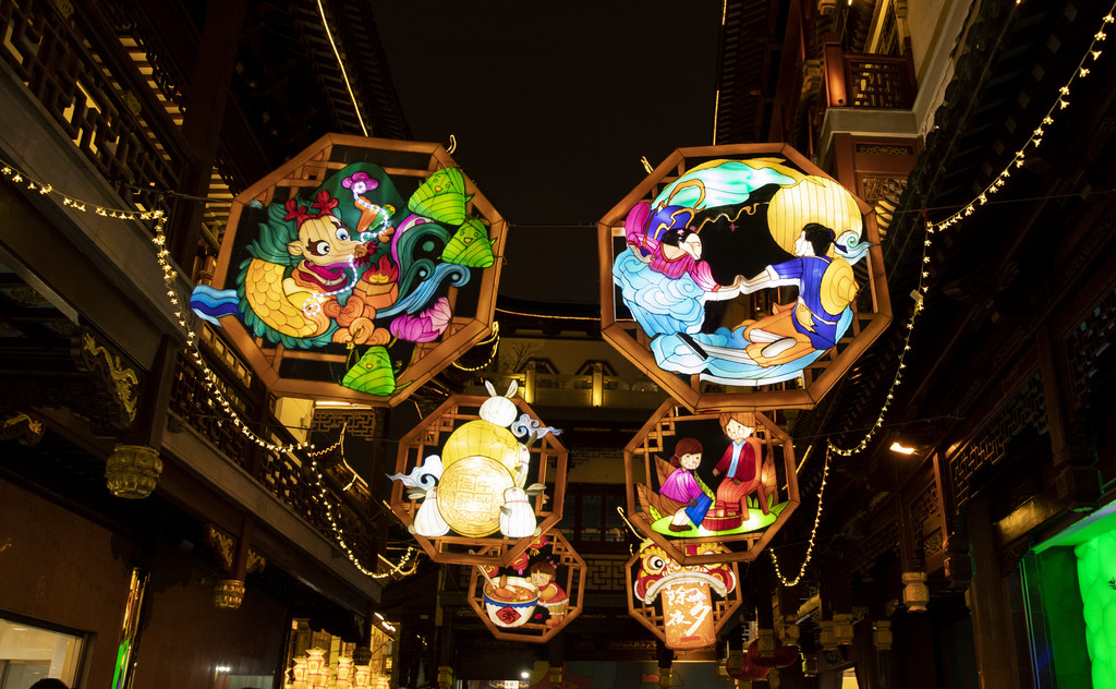 夜晚新年庙会张灯结彩背景图片