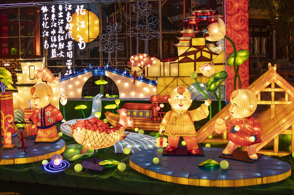 夜晚新年元宵节庙会张灯结彩背景图片