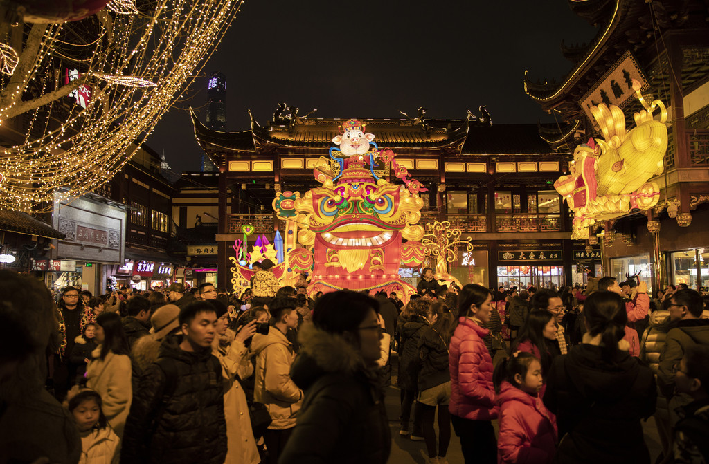 夜晚新年庙会张灯结彩背景图片