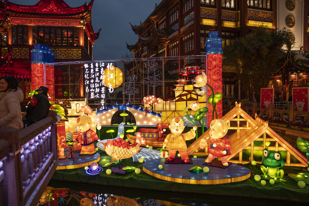 夜晚新年元宵节庙会张灯结彩背景图片