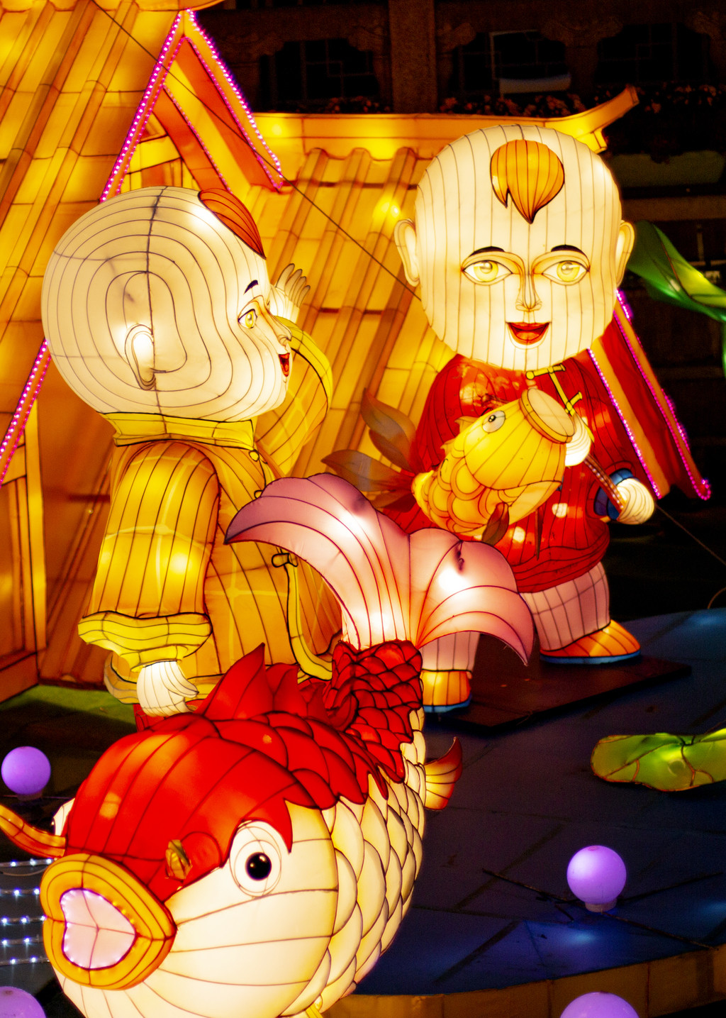 夜晚新年元宵节庙会张灯结彩背景图片