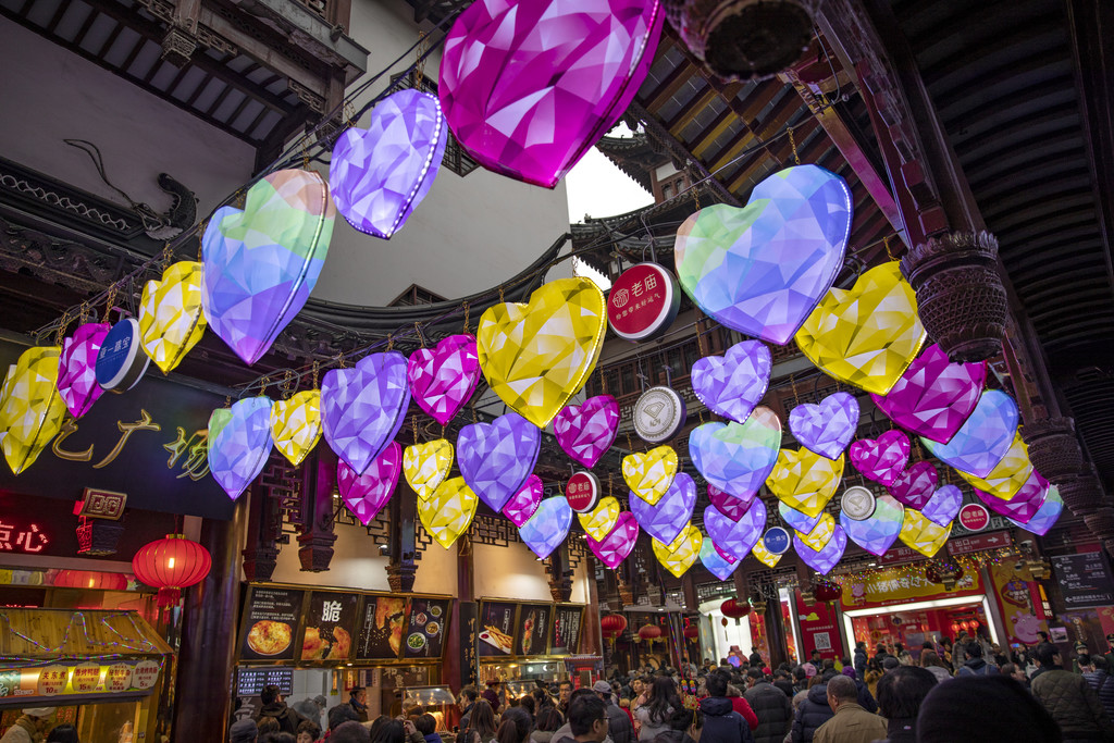 夜晚新年元宵节庙会张灯结彩背景图片