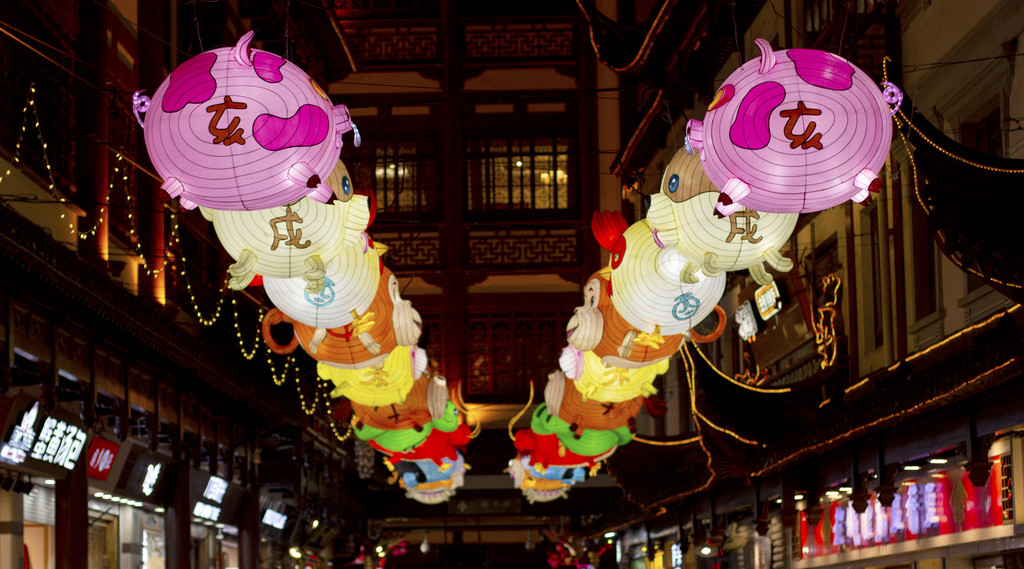 夜晚新年元宵节庙会张灯结彩背景图片