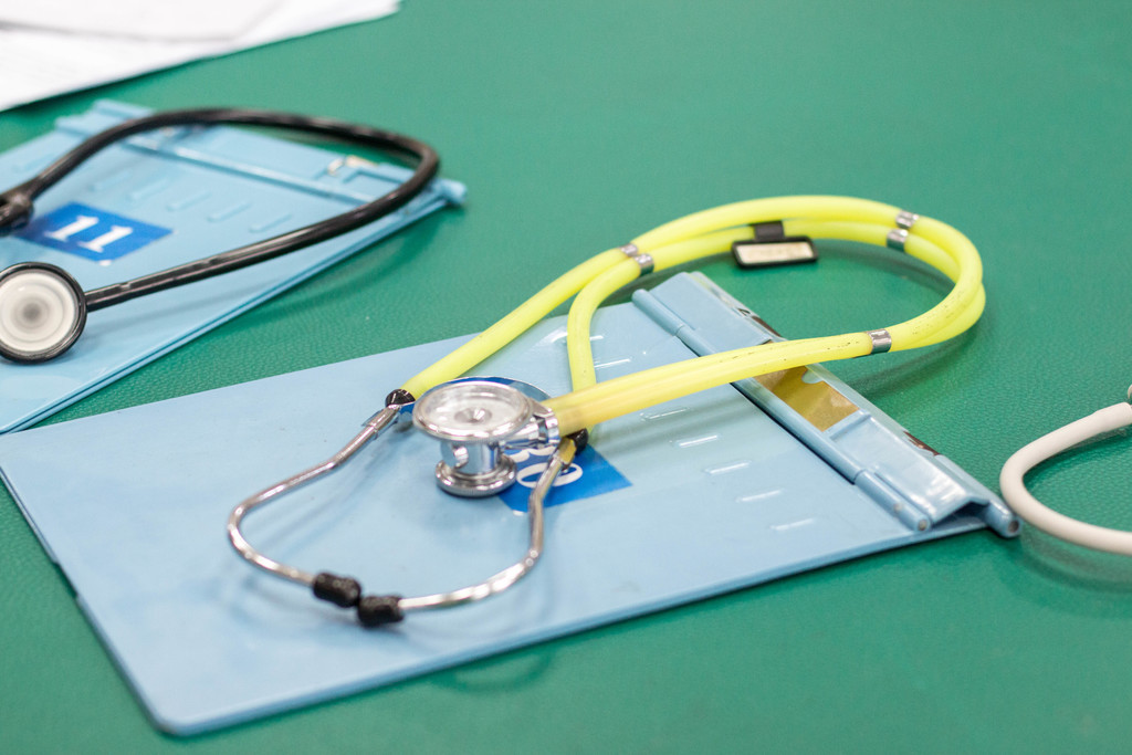 医疗健康体检报告听诊器背景图片