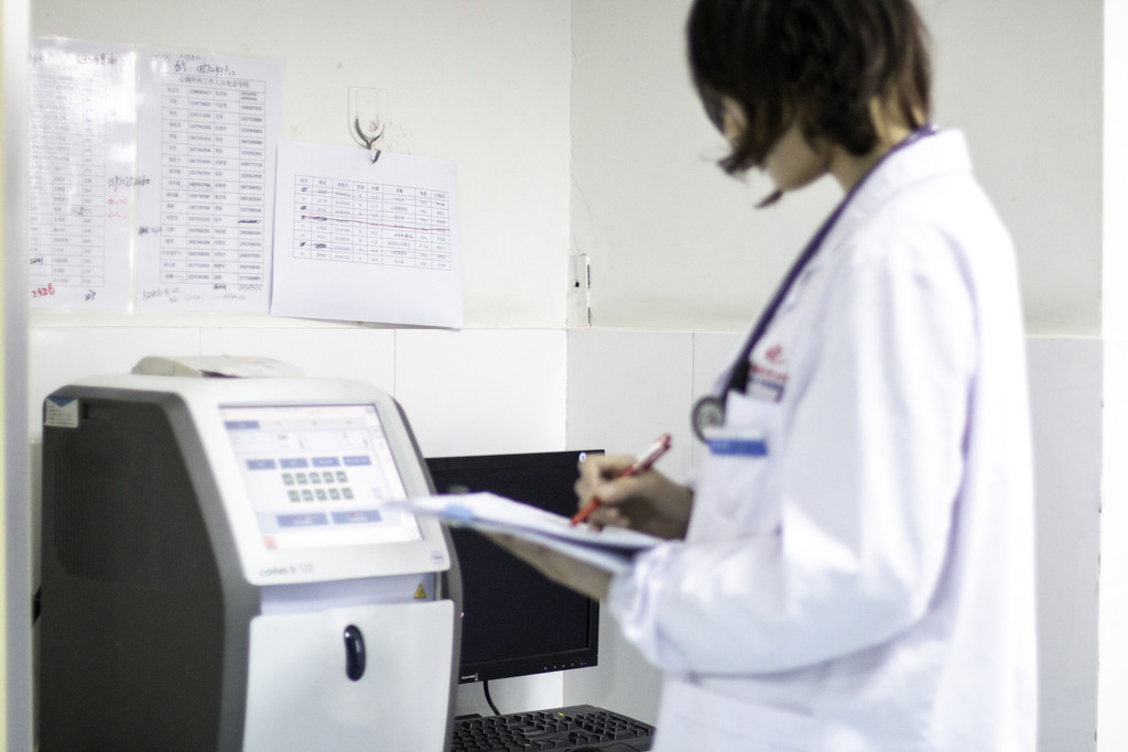 白色医疗年轻医生护士检查写字背景图片