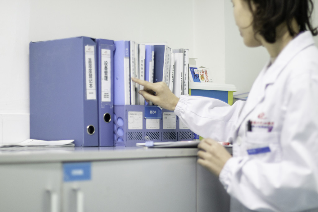 白色医疗年轻医生护士检查写字背景图片