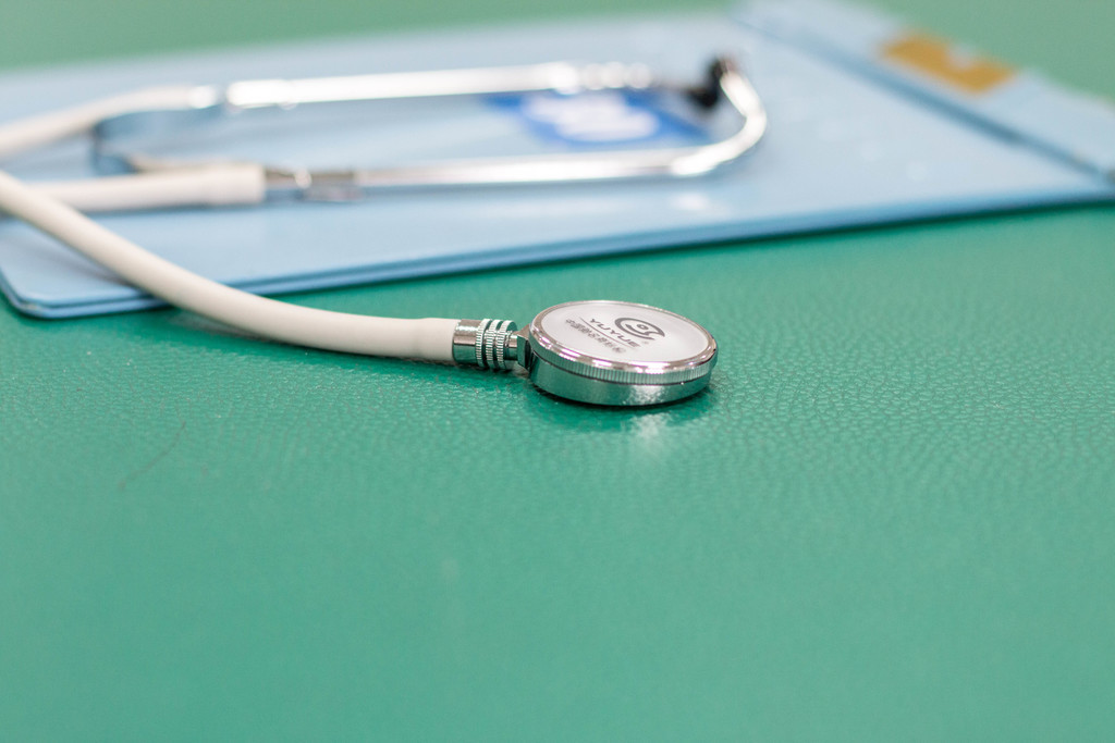 医疗健康体检报告听诊器背景图片