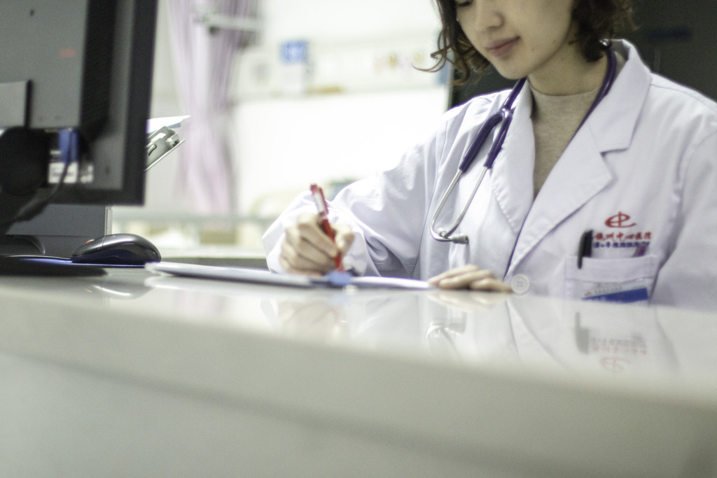 白色医疗年轻医生护士检查写字背景图片