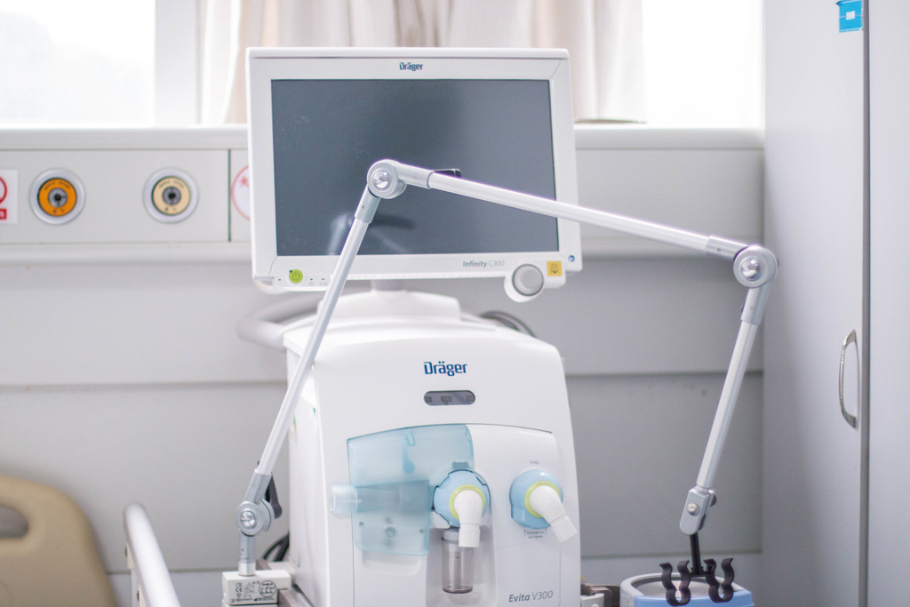 白色医疗医院仪器场景背景图片