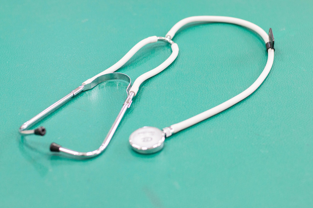医疗健康体检报告听诊器背景图片