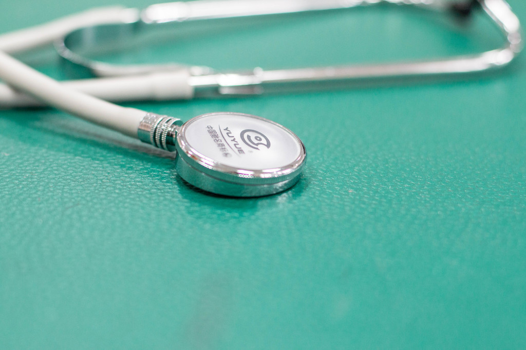 医疗健康体检报告听诊器背景图片