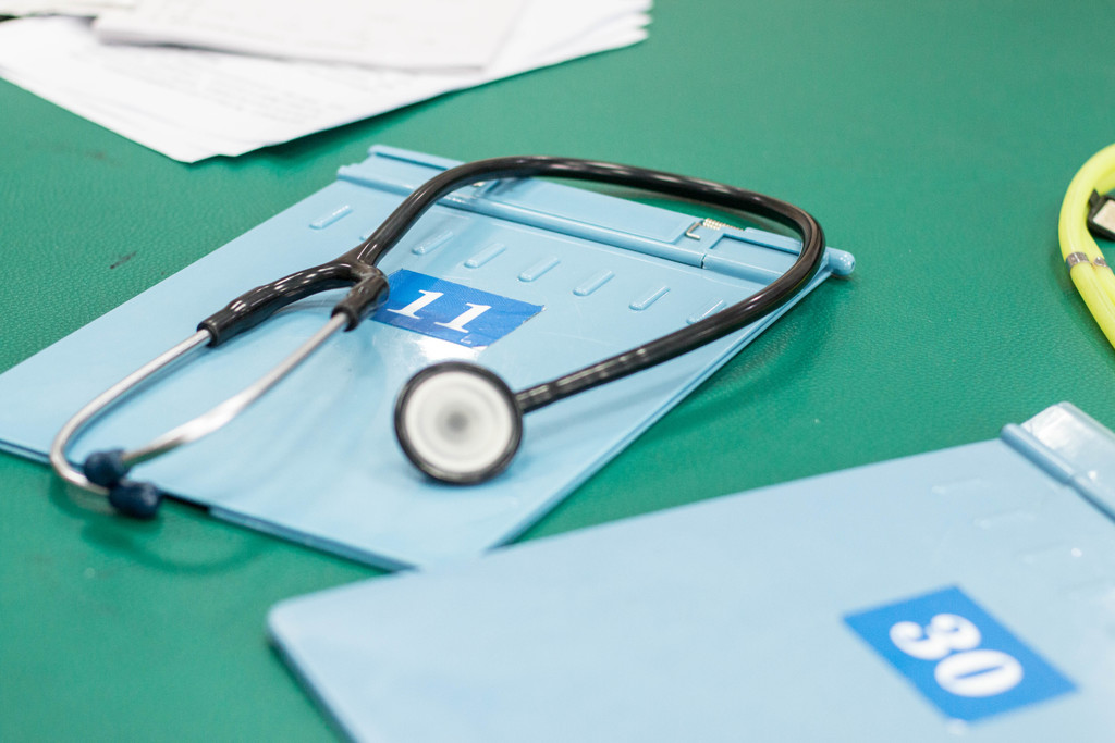 医疗健康体检报告听诊器背景图片