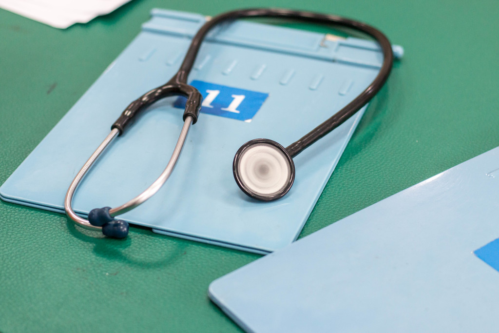 医疗健康体检报告听诊器背景图片