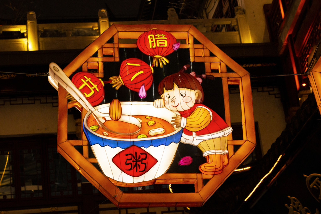 夜晚新年庙会张灯结彩背景图片